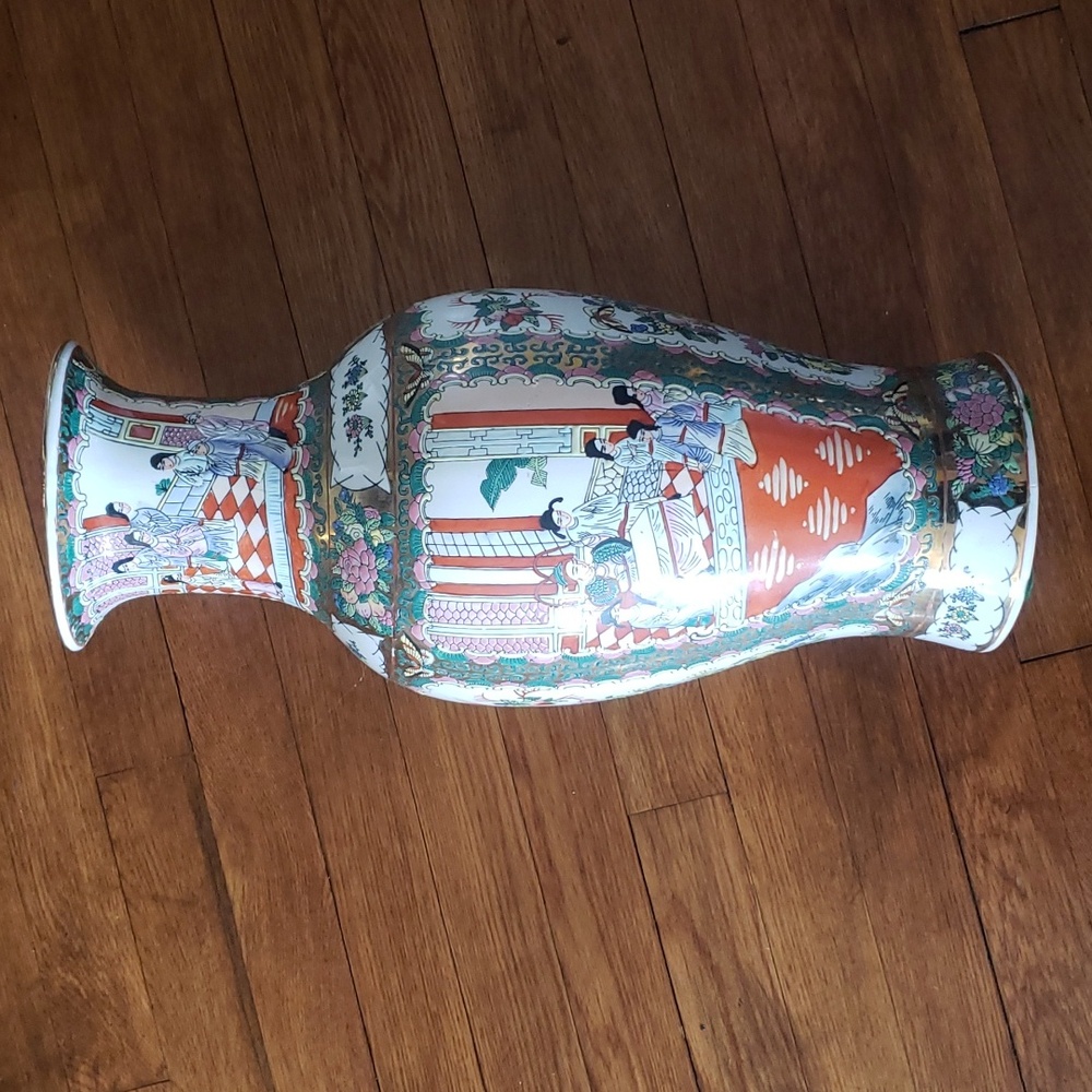 VINTAGE FAMILLE ROSE VASE